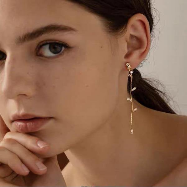 Rose of Eternity – Vintage Bungelende Oorbellen met Roze Bloemdetail en 18K Goud