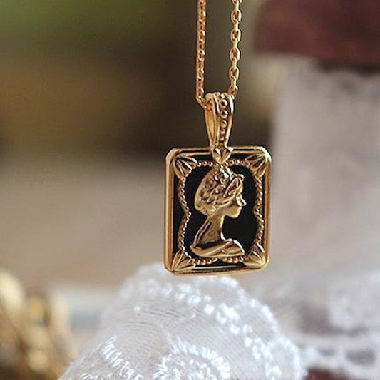 Queen’s Emblem – Vintage Ketting met Portret Hanger en Zwart Email