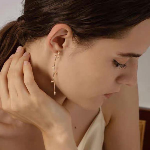 Rose of Eternity – Vintage Bungelende Oorbellen met Roze Bloemdetail en 18K Goud