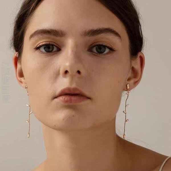 Rose of Eternity – Vintage Bungelende Oorbellen met Roze Bloemdetail en 18K Goud