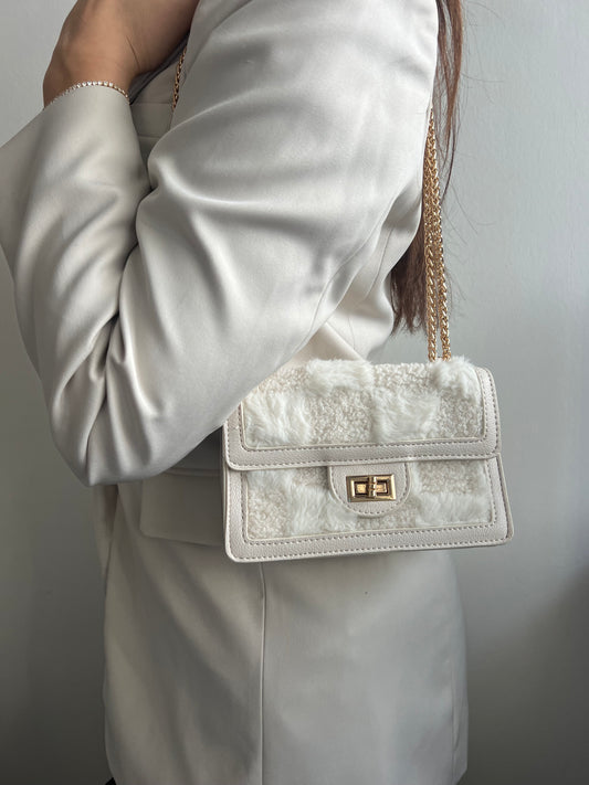 Chained Charm – Compacte Crossbody Tas met Goudkleurige Accenten