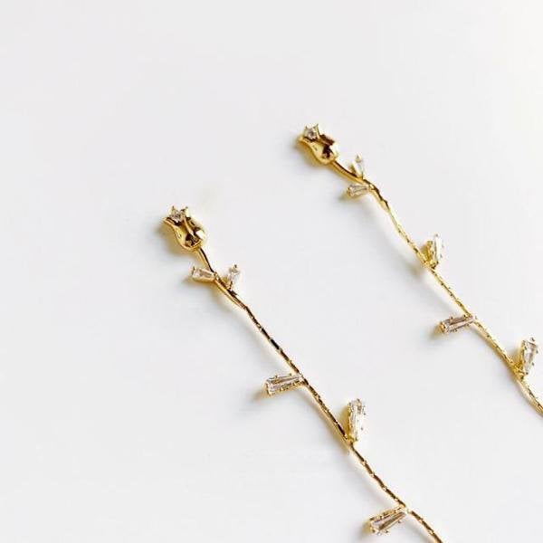 Rose of Eternity – Vintage Bungelende Oorbellen met Roze Bloemdetail en 18K Goud