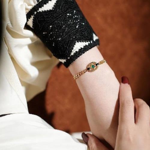 Nile Secret – Vergulde Armband met Groene Onyx & Verstelbare Sluiting