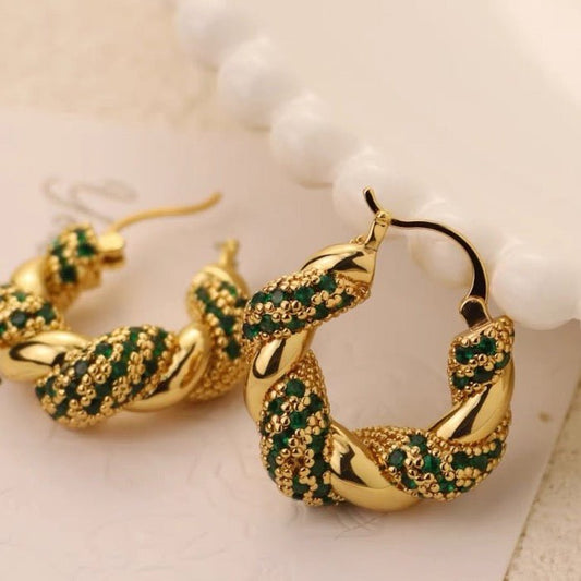 Vintage Emerald Hoops – Unieke Geweven Hoepels met Levendige Groene Stenen