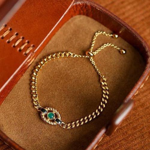 Nile Secret – Vergulde Armband met Groene Onyx & Verstelbare Sluiting