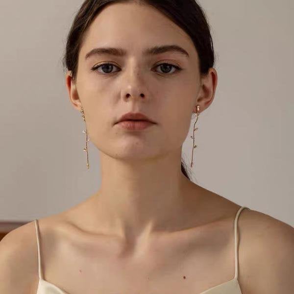 Rose of Eternity – Vintage Bungelende Oorbellen met Roze Bloemdetail en 18K Goud