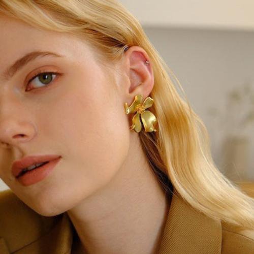Vintage Bloem – Tijdloze Oorbellen met Romantische Bloemmotieven
